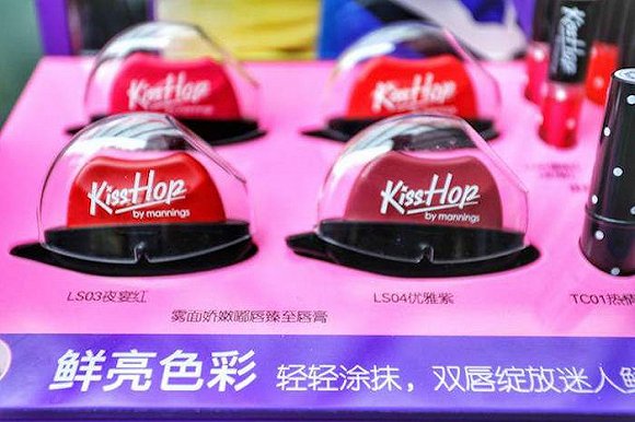 万宁首个自有彩妆系列上市 剑指年轻消费群体