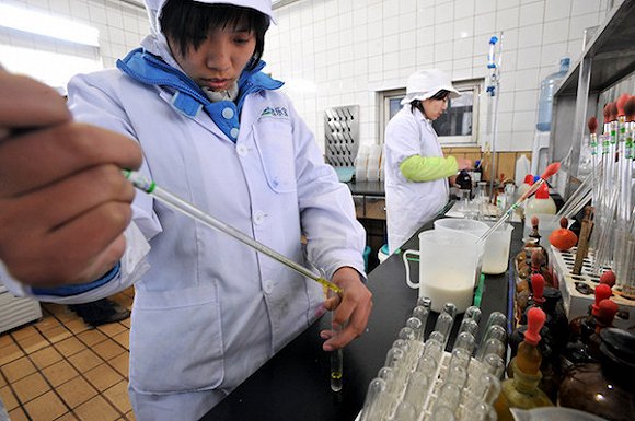 回望2008① 三聚氰胺10年,奶业洗牌和艰难的信心重建