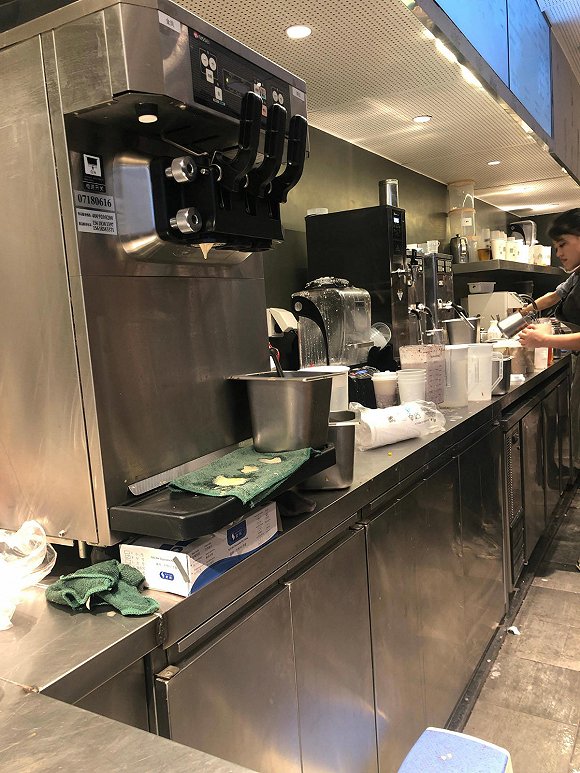 喜茶西安店被曝卫生脏乱差,当地食药监约谈门店负责人