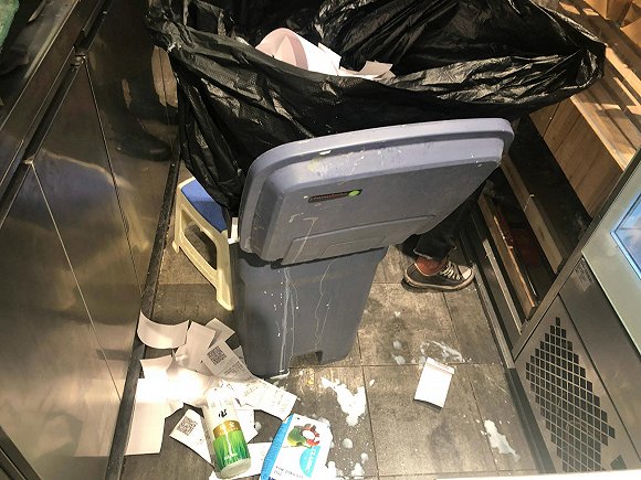 喜茶西安店被曝卫生脏乱差,当地食药监约谈门店负责人