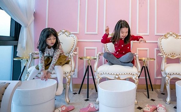 5岁的小女孩开始涂口红,韩国美妆低龄化会不会过了头?
